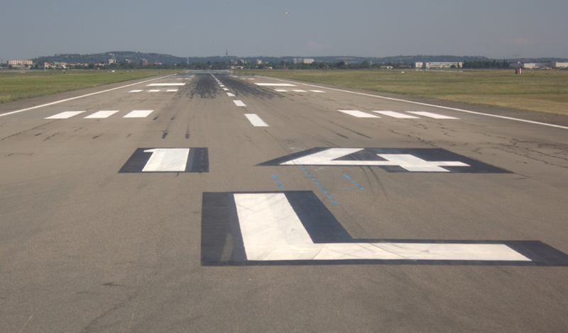 Runway 14L at Toulouse Blagnac Airport (LFBO) (Photo by Pierre Selim via Wikimedia Commons)